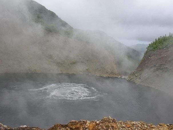 Lacul care fierbe! Aici apa are 95 de grade, iar scăldatul e sinonim cu moartea. Ai știut de el? / FOTO