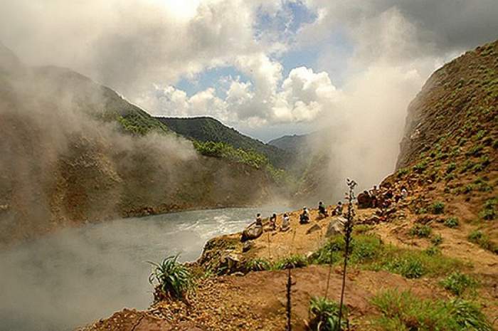 Lacul care fierbe! Aici apa are 95 de grade, iar scăldatul e sinonim cu moartea. Ai știut de el? / FOTO