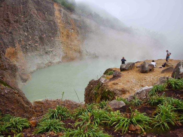 Lacul care fierbe! Aici apa are 95 de grade, iar scăldatul e sinonim cu moartea. Ai știut de el? / FOTO