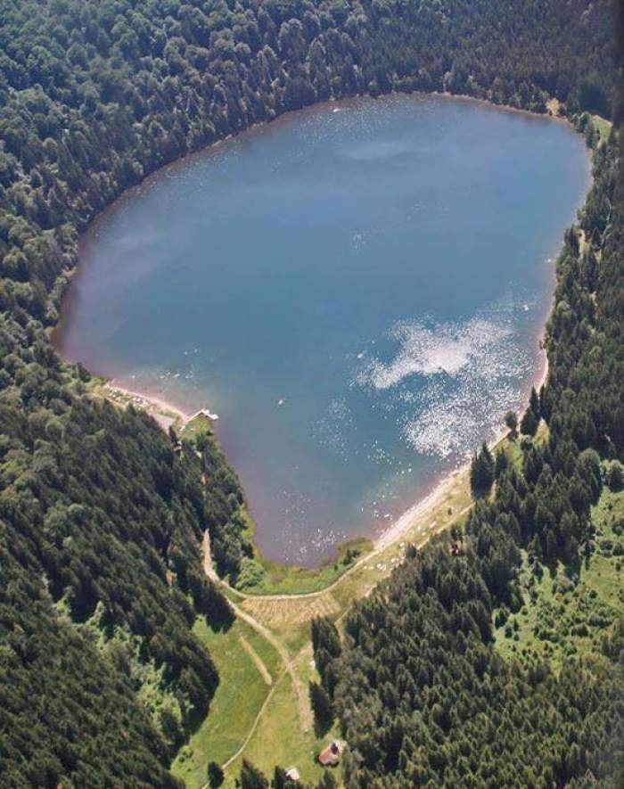Lacul cu nume sfânt din România, în apele căruia nu trăiește nicio viețuitoare! De ce e unic la noi în țară și ce legendă tristă ascunde / FOTO