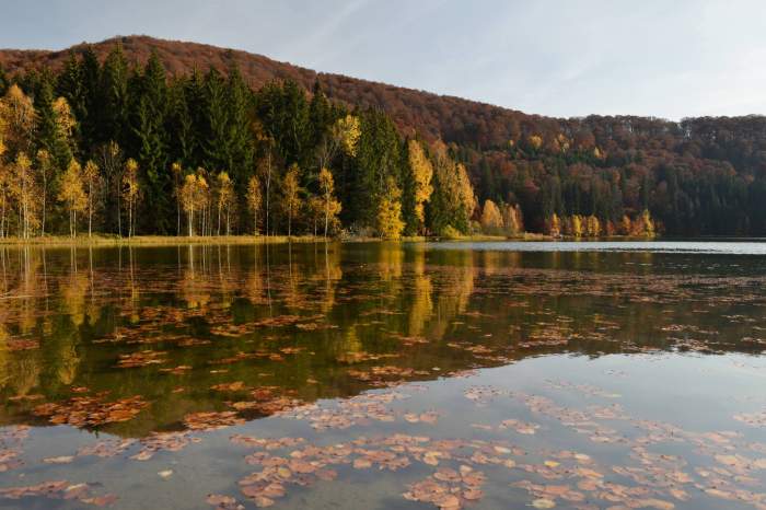 Lacul cu nume sfânt din România, în apele căruia nu trăiește nicio viețuitoare! De ce e unic la noi în țară și ce legendă tristă ascunde / FOTO