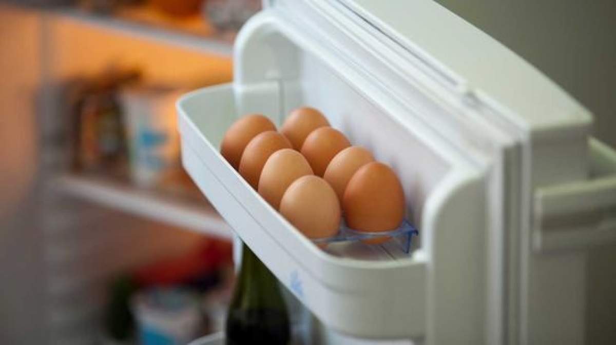 Mai multe ouă pe o ușă de frigider