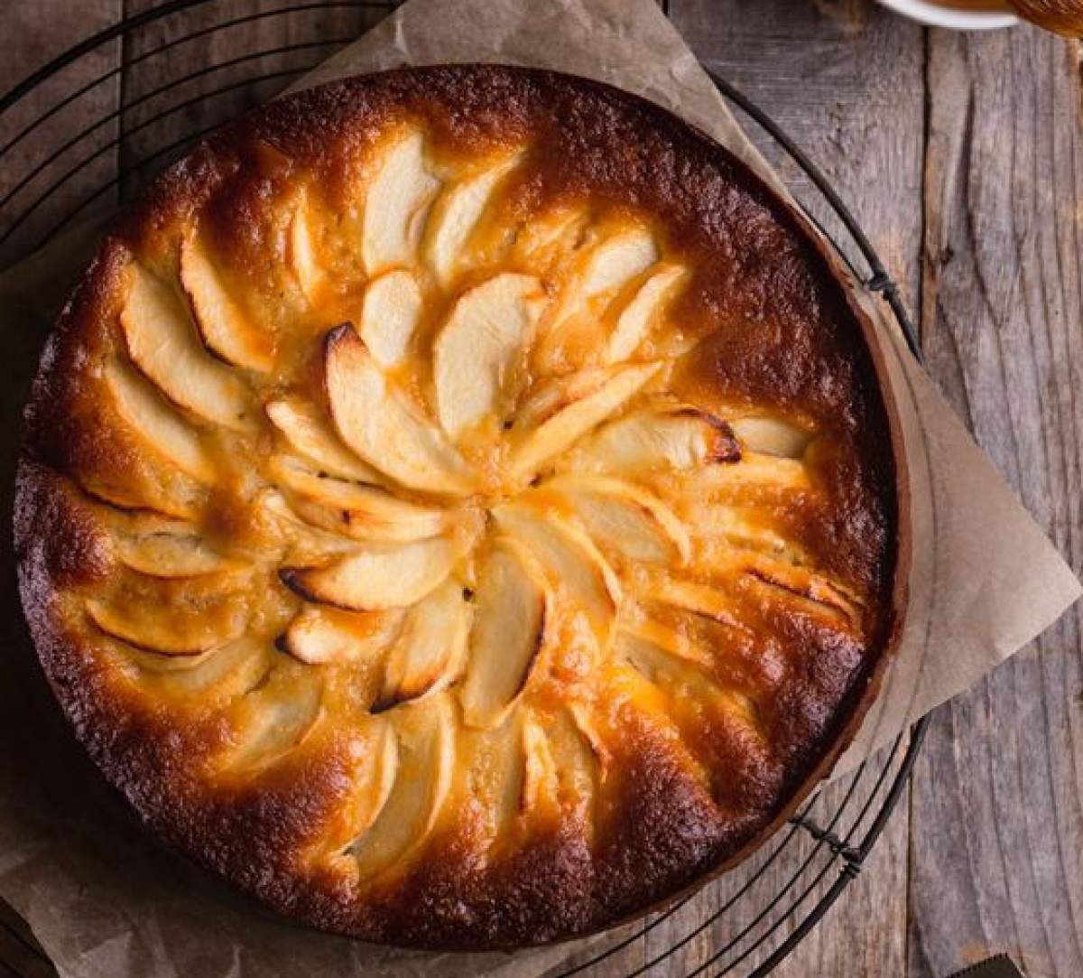 Prăjitură rapidă cu mere și nuci