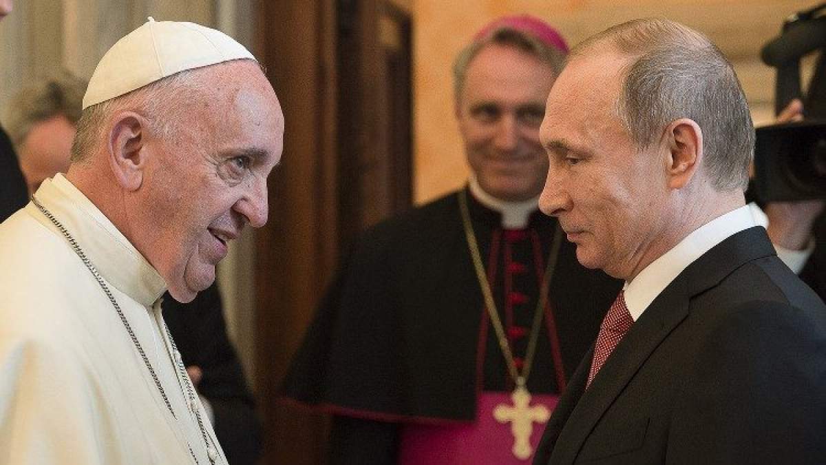 De ce Vladimir Putin îi lasă să aștepte pe liderii lumii care au întâlniri cu el. Papa l-a așteptat aproape o oră în 2015