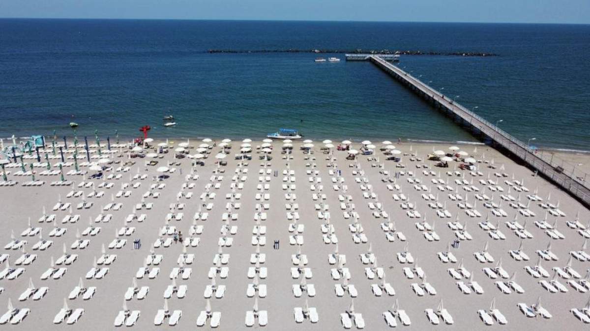 Stațiunea Mamaia, mai ieftină decât Eforie Nord sau Costinești. Cât costă acum un șezlong? Se dă și bere gratis
