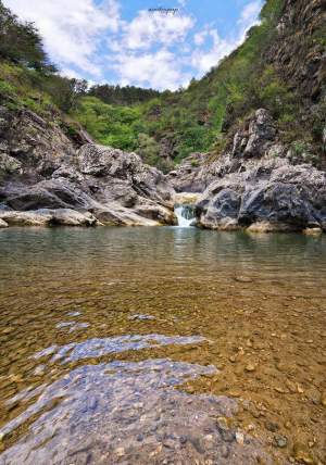 Locul din România unde găsești un jacuzzi natural, cu ape răcoroase. Unde se află colțul de Rai? / FOTO