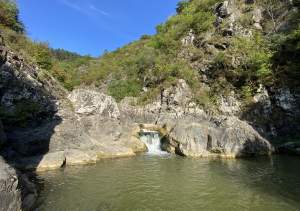 Locul din România unde găsești un jacuzzi natural, cu ape răcoroase. Unde se află colțul de Rai? / FOTO