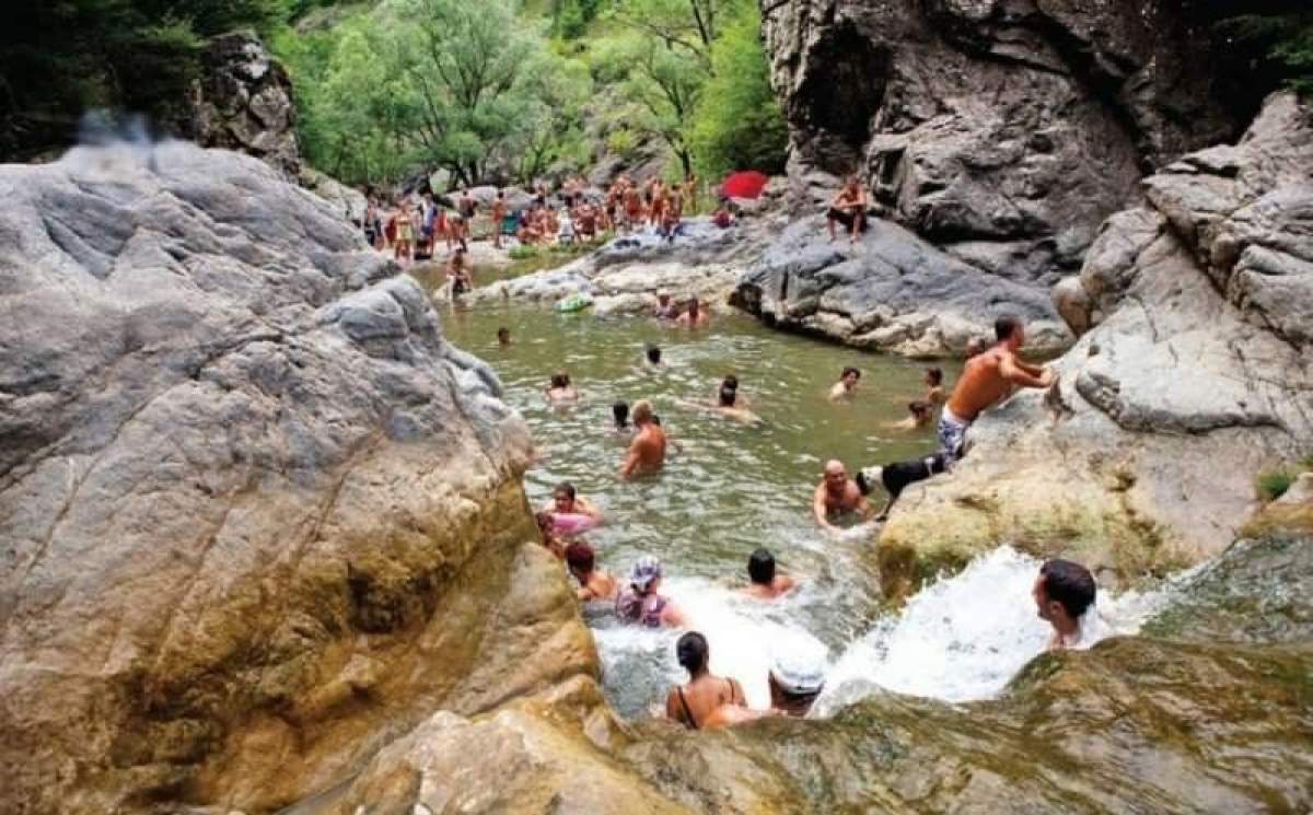 Cascada Ciucaș, un jacuzzi natural cu mai mulți oameni care stau în apă