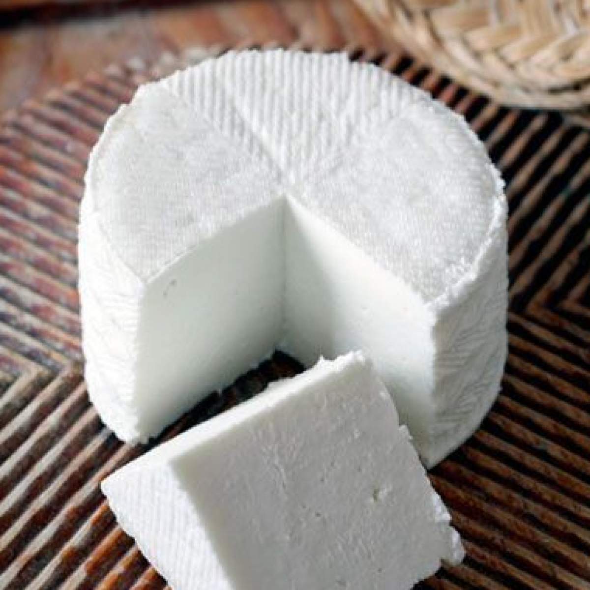 O bucată de brânză pe o masă