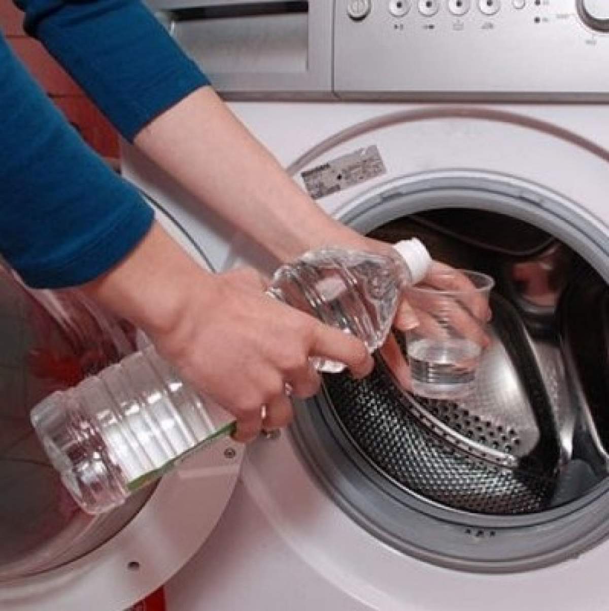 Ce se întâmplă dacă pui oțet în mașina de spălat. Un truc la care nu vei mai renunța