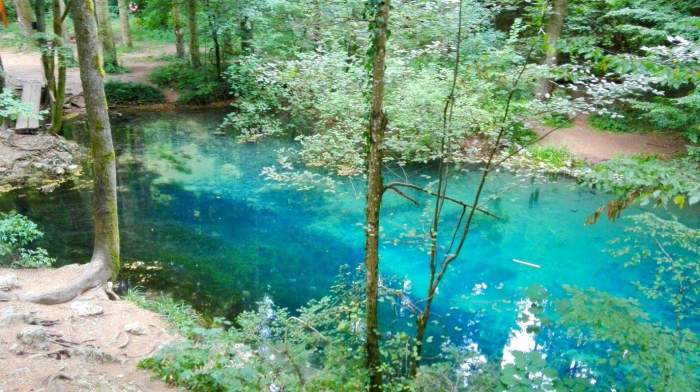 Lacul din România care nu îngheață niciodată! E unic în lume. De ce se spune că aici se strângeau vrăjitoarele / FOTO