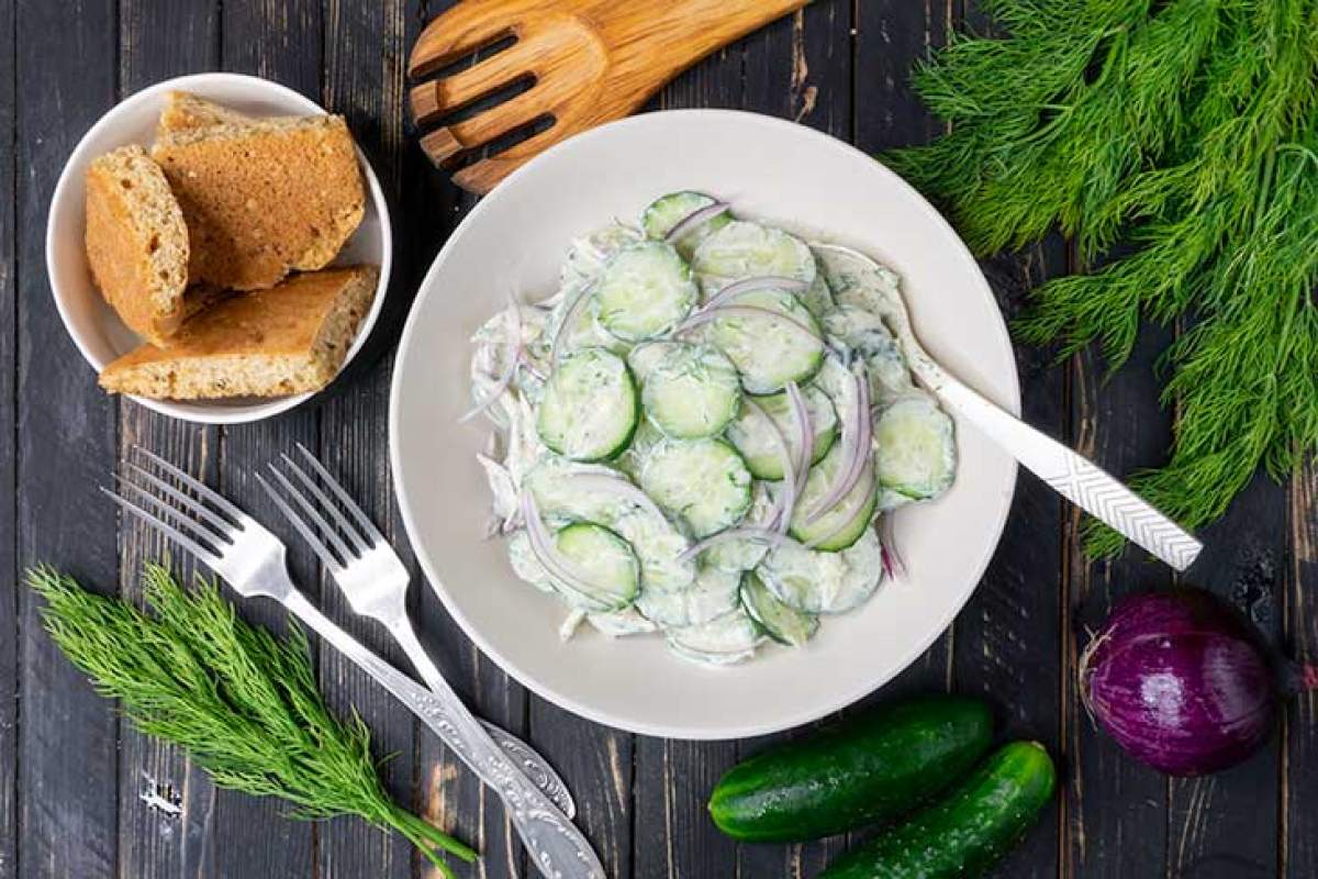 Se prepară foarte repede Mâncărică de castraveți proaspeți. Un preparat culinar ideal pentru zilele de vară