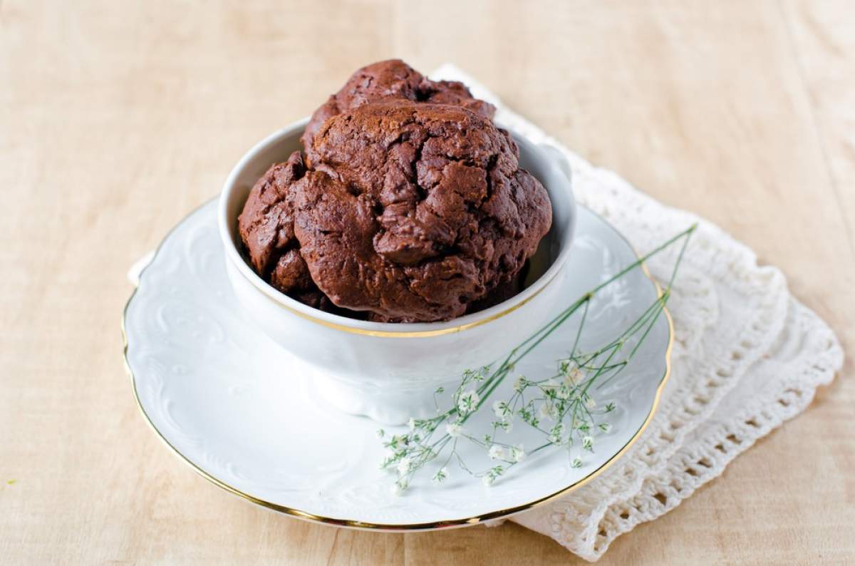 Rețetă de prăjitură cu ciocolată în cană. Este gata în numai cinci minute, cu doar patru ingrediente