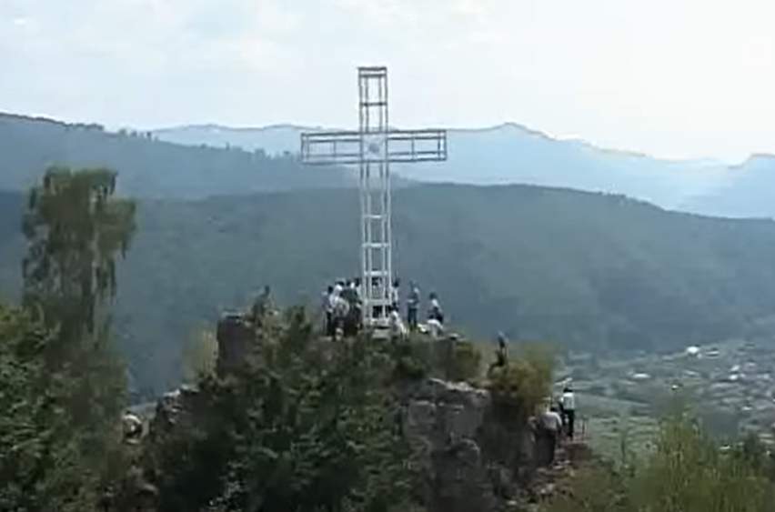 Locul din România unde se găsește Crucea lui Mihai Viteazu. E amplasată la o altitudine de 1125 de metri