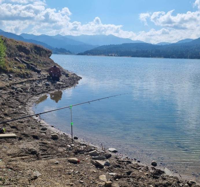 Lacul din România unde găsești cel mai curat aer din țară! Locul e de vis, dar are o poveste blestemată: un sat întreg a fost scufundat / FOTO