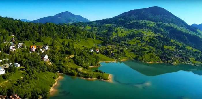 Lacul din România unde găsești cel mai curat aer din țară! Locul e de vis, dar are o poveste blestemată: un sat întreg a fost scufundat / FOTO