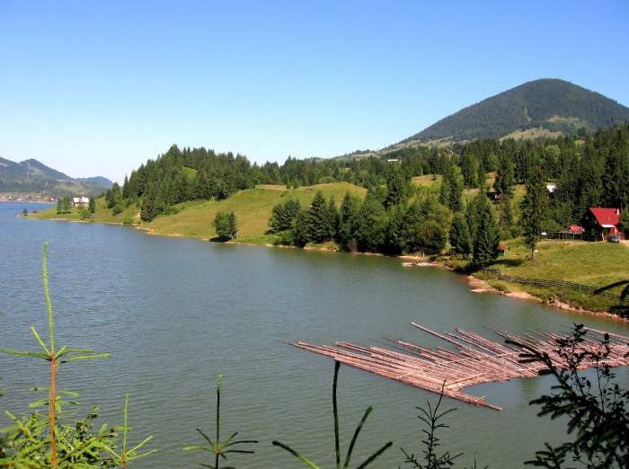 Lacul din România unde găsești cel mai curat aer din țară! Locul e de vis, dar are o poveste blestemată: un sat întreg a fost scufundat / FOTO