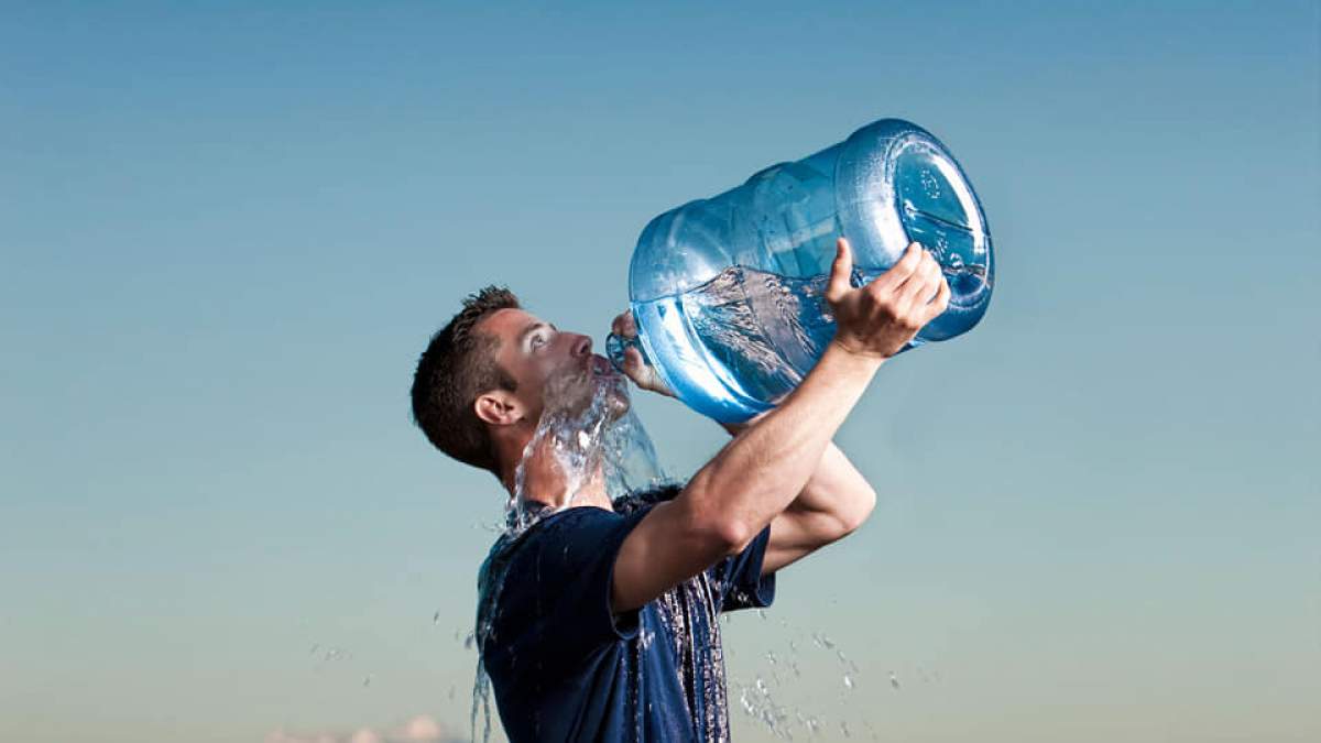 Ce este hiponatremia și ce se întâmplă când bei prea multă apă. Când apare, simptome, dar și cum o previi