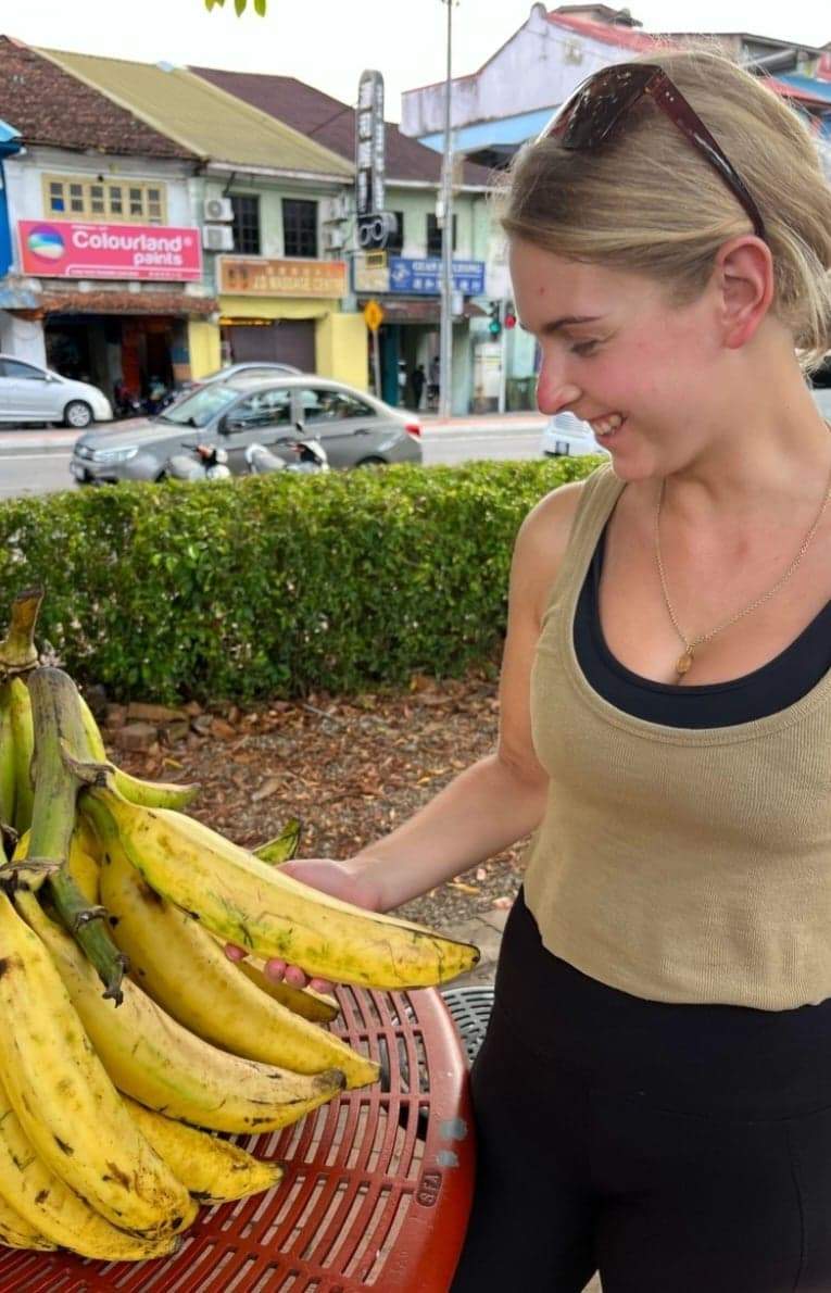 Cum arată cea mai mare banană din lume și unde a fost găsită. Doi tineri au mâncat din ea două zile / FOTO