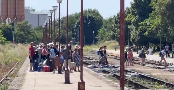 Dan Negru, revoltat în gara Eforie Nord! Călătorii, nevoiți să stea în soare, pentru a aștepta trenul: ”Are și întârziere 15 minute” / FOTO 