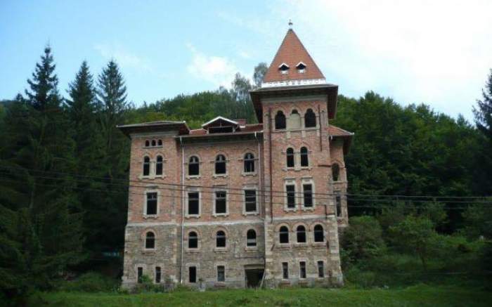Castelul din Apuseni, căruia Sergiu Nicolaescu i-a dat foc în filmul „Noi, cei din linia întâi”, a fost cumpărat cu prețul unui apartament! S-a dat ieftin!