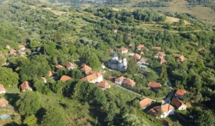 Satul din România cu drum și biserică din marmură, unic în lume, trăiește un miracol. Ce s-a întâmplat după ce oamenii l-au părăsit