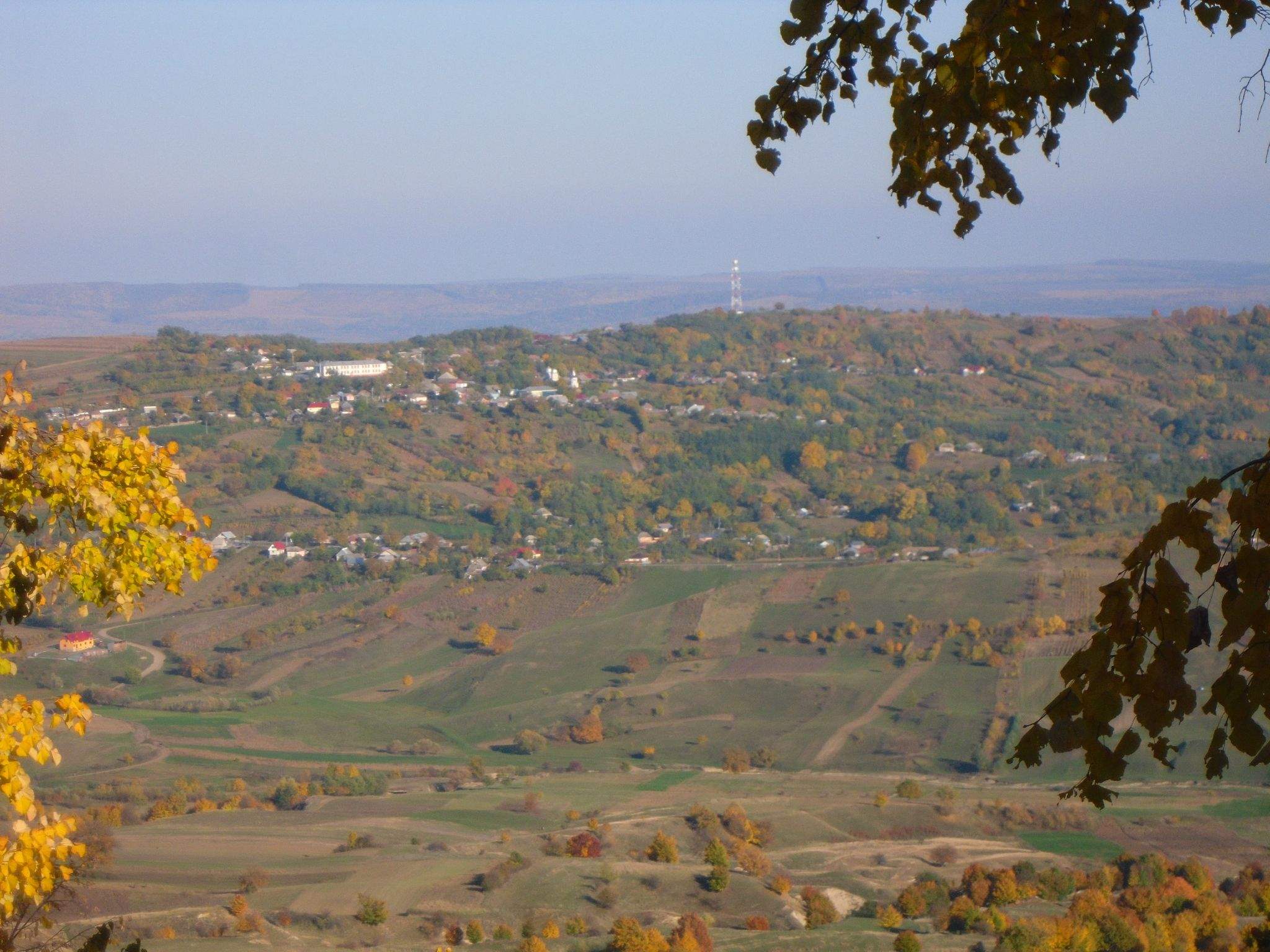 Satul din România unde o casă se vinde cu 250 de euro. Sunt sute scoase la vânzare!