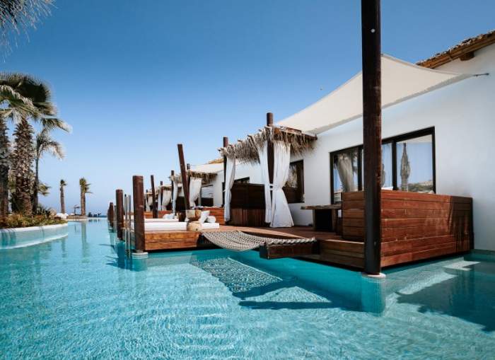 Stațiunea din Grecia care amintește de Maldive. Cu bungalouri ridicate deasupra apei, dar cu prețuri extrem de mici / FOTO