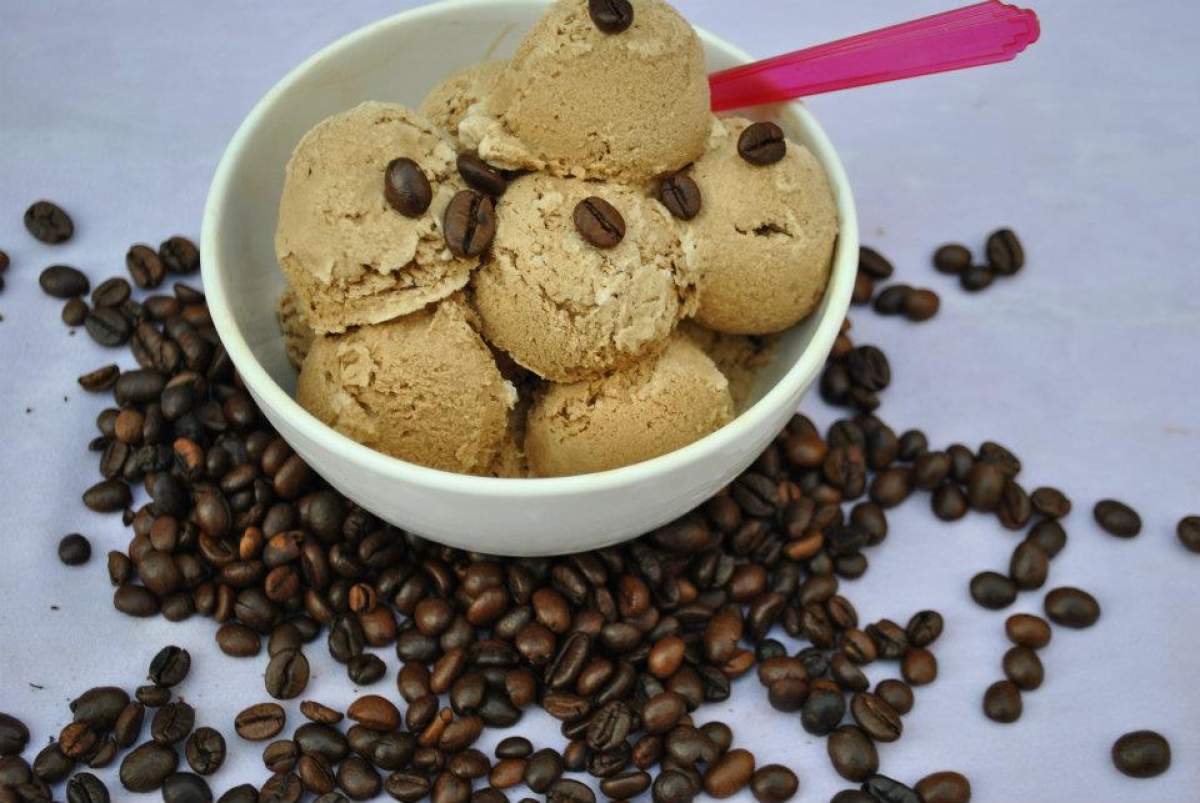 Rețetă înghețată de cafea cu frișcă și lapte condensat. Un desert extra cremos