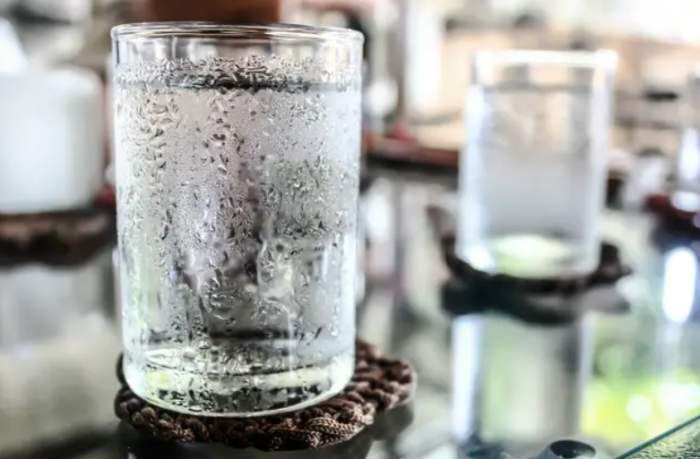 De ce nu e bine să bei apă rece când e caniculă. Acest obicei poate fi extrem de periculos