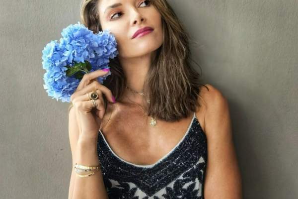 Alina Pușcaș, întâmplare neașteptată în aeroport: "Rușinos! Ferească Dumnezeu!". Prezentatoarea de la Te Cunosc de Undeva, reacție furibundă / FOTO