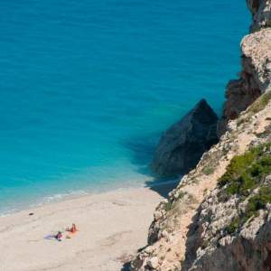 Plaja din Grecia unde apa s-a îngălbenit. Cum se explică acest fenomen: „Nu faceți baie!”