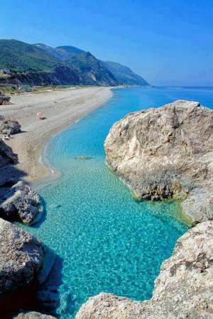 Plaja din Grecia unde apa s-a îngălbenit. Cum se explică acest fenomen: „Nu faceți baie!”