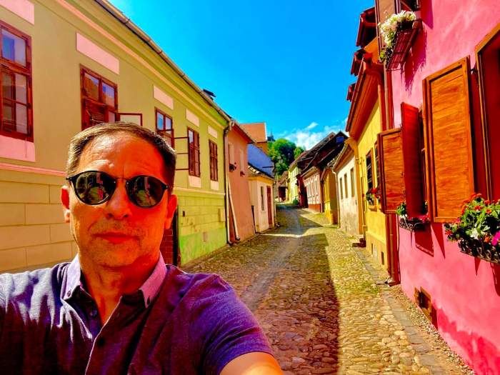 Orașul din România despre care Dan Negru spune că este mai frumos decât Santorini: „Culorile sunt mai spectaculoase” / FOTO