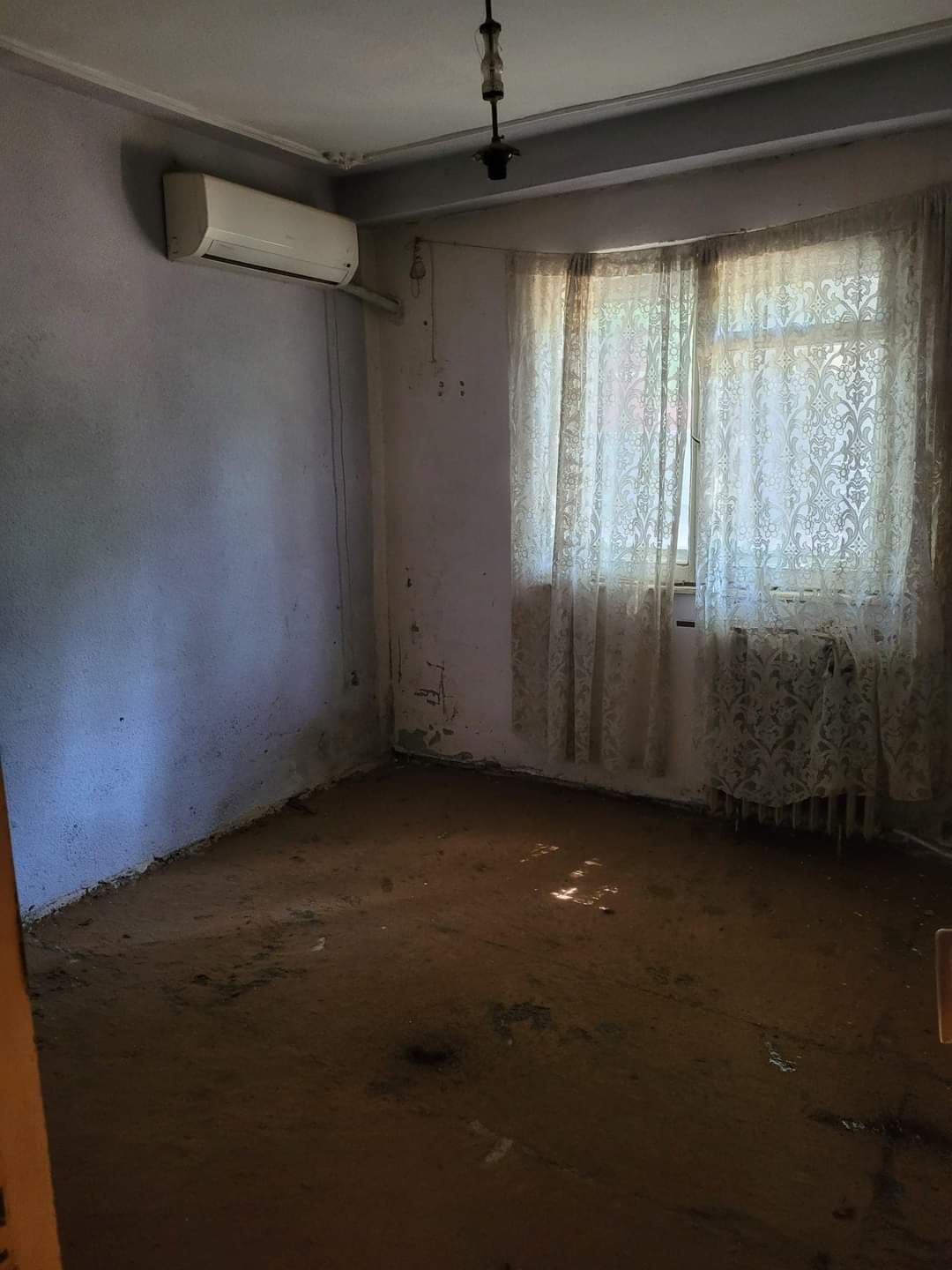 Apartamentul din Brăila care a devenit viral pe rețelele sociale: „Nici Iisus nu s-ar naște în grajdul ăsta!”. Ce sumă trebuie să plătești ca să-l cumperi / FOTO