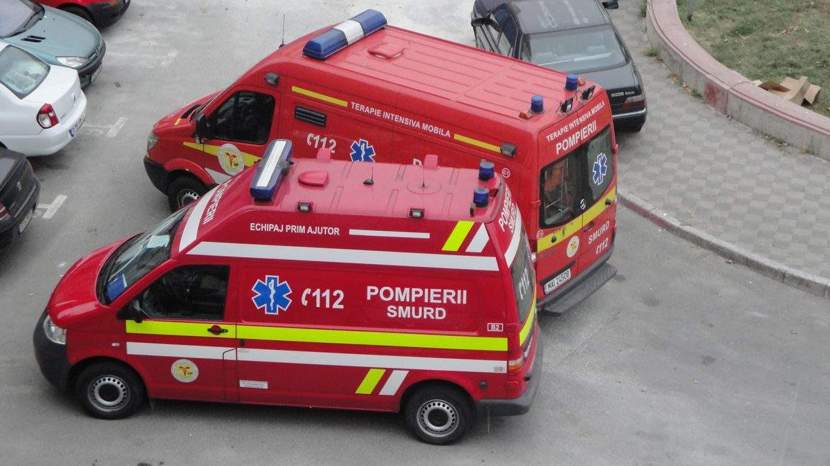 Accident violent pe DN15! Un microbuz a intrat într-un cap de pod, iar 6 călători au fost răniți. O persoană este în stare gravă