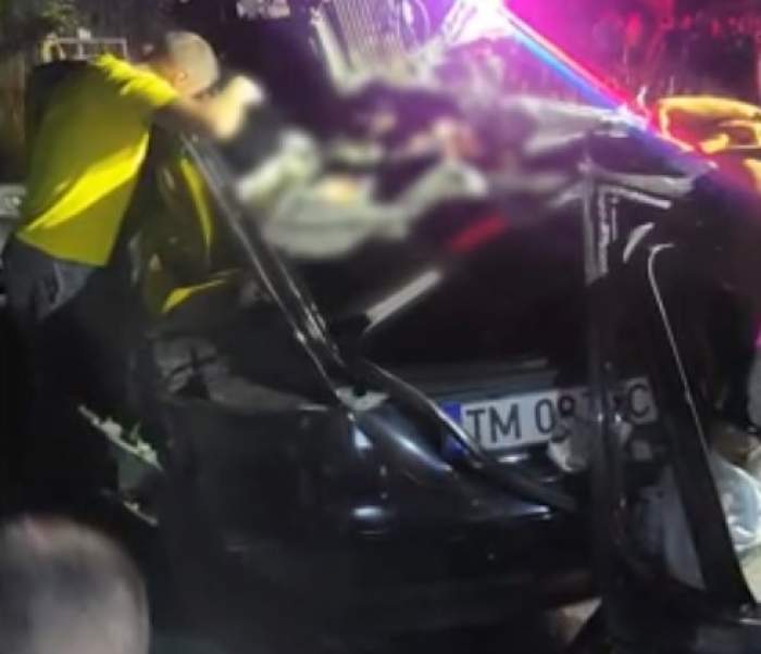 Băiatul de 16 ani nu avea permis pentru tractor imagine cu mașina distrusă în accident
