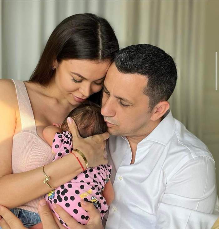 Denisa Flicea și Flick, prima imagine împreună cu micuța lor. Cum s-au fotografiat cei trei / FOTO