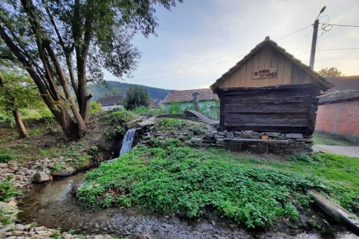 Satul cu mori din România. Este unic în sud-estul Europei! Ce găsești când ajungi aici? Imaginile sunt de vis / FOTO