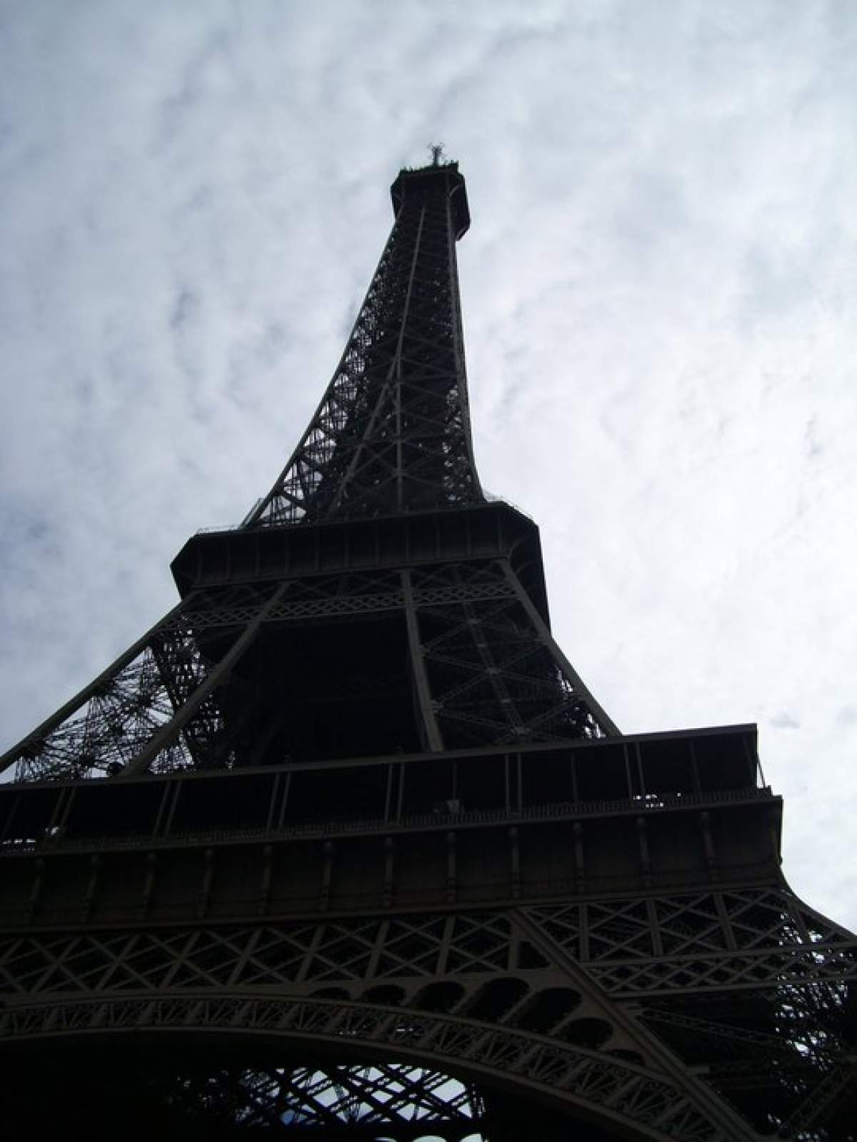 Turnul Eiffel, pericol pentru turiști. Simbolul orașului Paris a ruginit și are nevoie de reparații capitale
