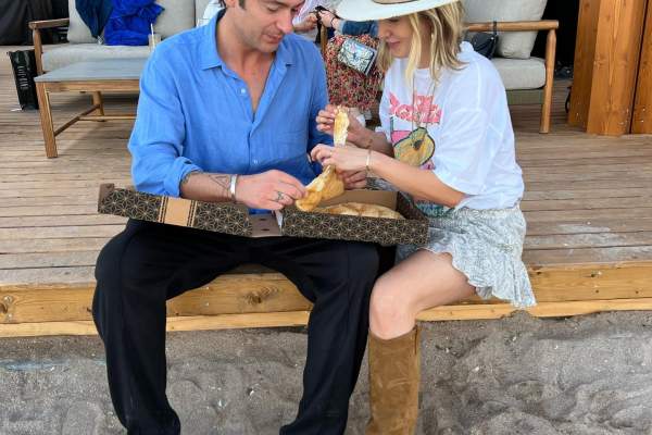 Adela Popescu, sfat pentru cei aflați într-o relație. Ce îi îndeamnă vedeta pe amorezi să facă: “Merită fiecare moment” / FOTO