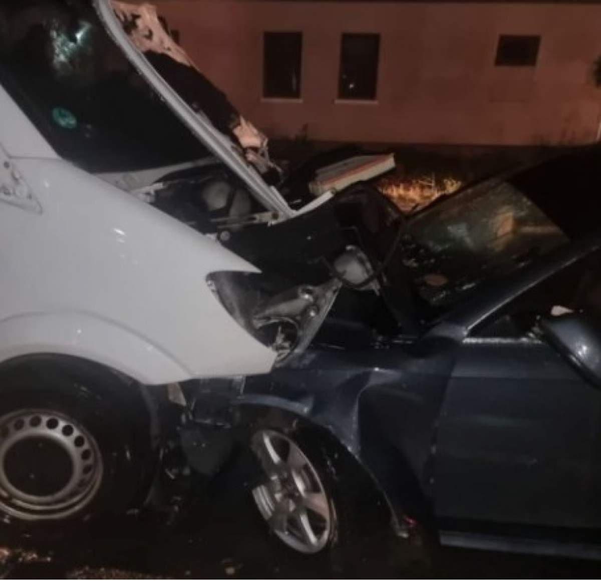 Accident grav între un microbuz și un autoturism în Caraş-Severin. Șoferul vinovat, un angajat al MAI, a murit / FOTO