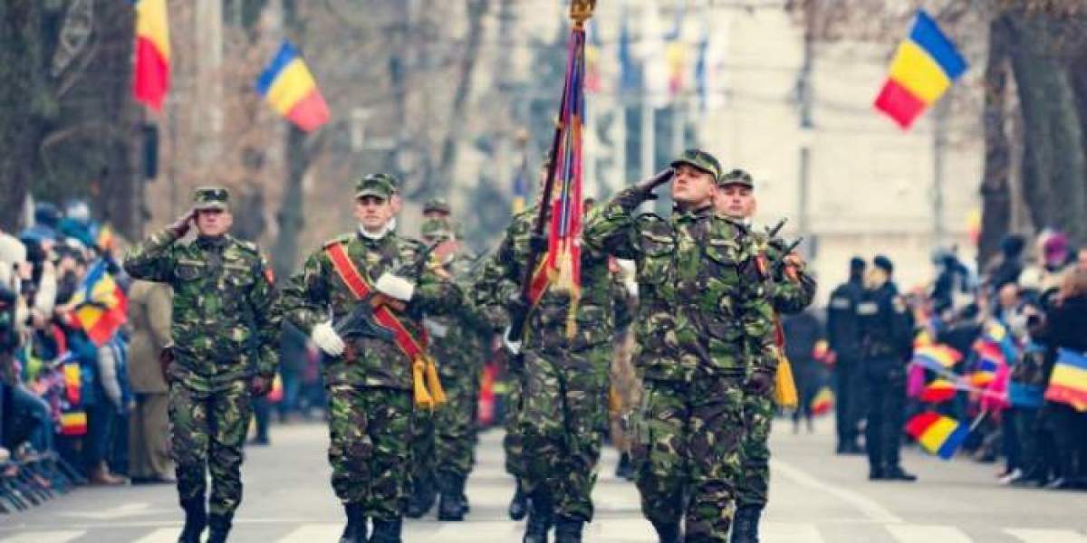 Militarii români în timp ce defilează