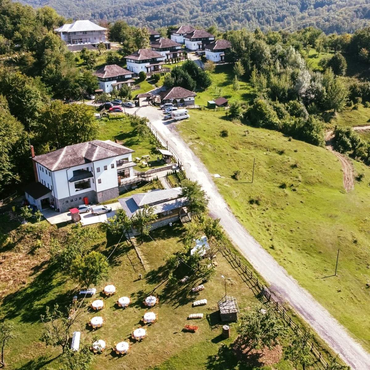 Satul prunilor din România. Locul în care retrăiești viața nobiliară din trecut Satul prunilor din România. Locul în care retrăiești viața nobiliară din trecut
