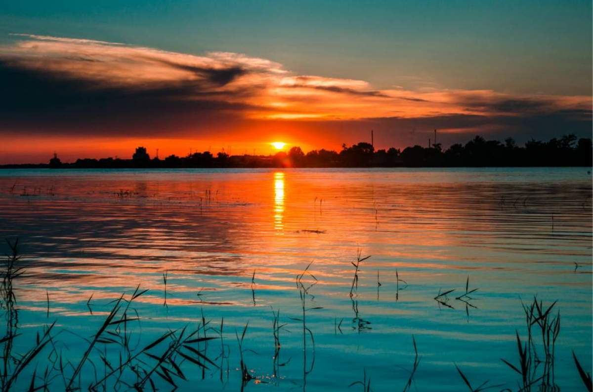 "Satul lui Dumnezeu" din România. Locul unde Dunărea și Marea Neagră se îmbrățișează, iar pe plaja sălbatică încă sunt liberi caii / FOTO