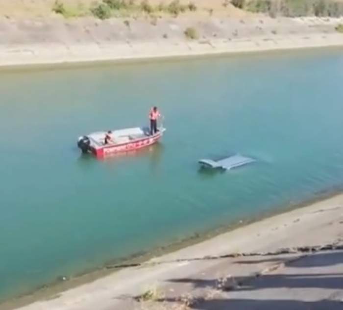Doi tineri din Vrancea au furat o mașină și au plonjat cu ea în canalul râului Siret. Amândoi au murit înecați / FOTO