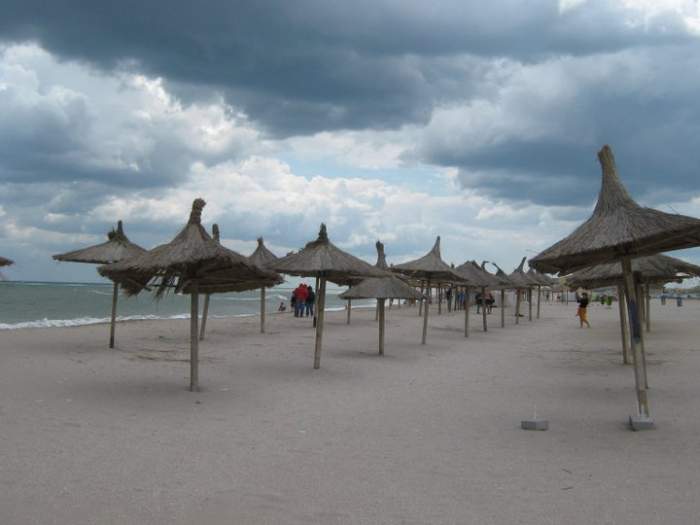 Peisaj dezolant pe litoralul românesc! Patronii de terase și baruri se plâng că nu au clienți: ”Este sezonul cel mai slab”