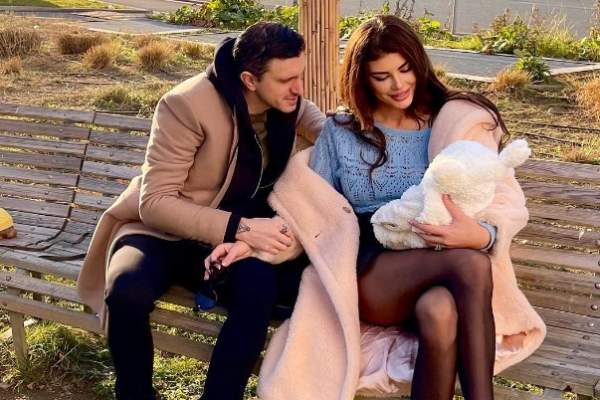 Prima imagine cu băiețelul lui Dragoș Săvulescu și al Angelei Martini. Ce portrete de familie a publicat fotomodelul / FOTO