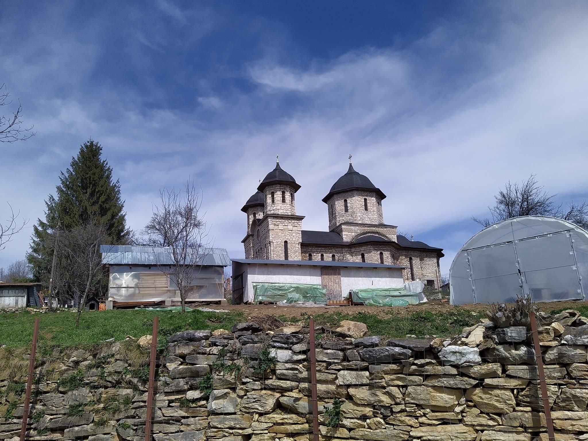 Satul de marmură din România, unic în lume! Peisajele sunt de vis, dar oamenii au fugit de-aici. De ce se spune că este un "sat-fantomă" / FOTO