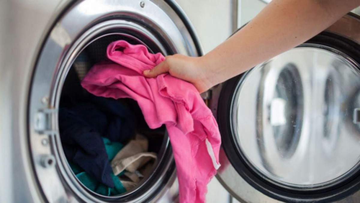 Cum păstrezi hainele colorate la fel de frumoase, după ce le bagi la mașina de spălat! Trucul pe care orice femeie trebuie să-l știe